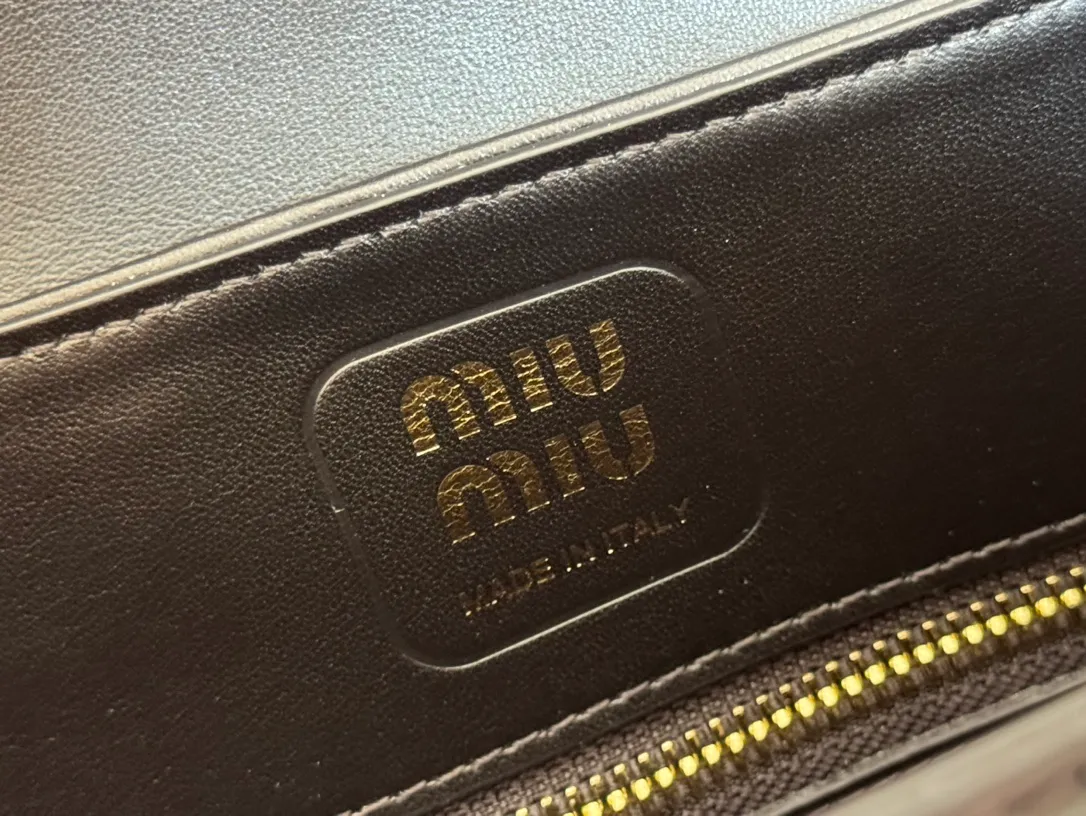 p1800💋💋💋【Original leather configuration counter packaging】MIU's new 24ss autumn and winter baguette bag. The baguette design style leads the new trend, full of "girly feelings" and revolves around the bookish style. The uninhibited and wine-loving lady style has a casual attitude towards life, showing the uniqueness of the exclusive miumiu girl. The one that is not too big or too small can be sweet, spicy or handsome. The capacity can also meet the daily needs of going out. It is beautiful and practical. It’s hard not to love it Model number: 5bd265 Size: Base length 28x base 11x height 15cm