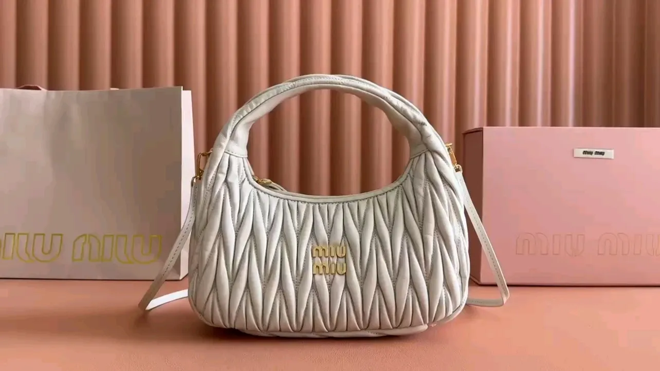 💋💋💋 Equipped with a full set of packaging at the counter [Special grade hardware original leather] Wander Matelasse sheep leather Hobo mini handbag/crossbody bag ~ Sheepskin Wander handbag has become a classic accessory. Size: W25×H18×D5.5cm Number: 5BP306