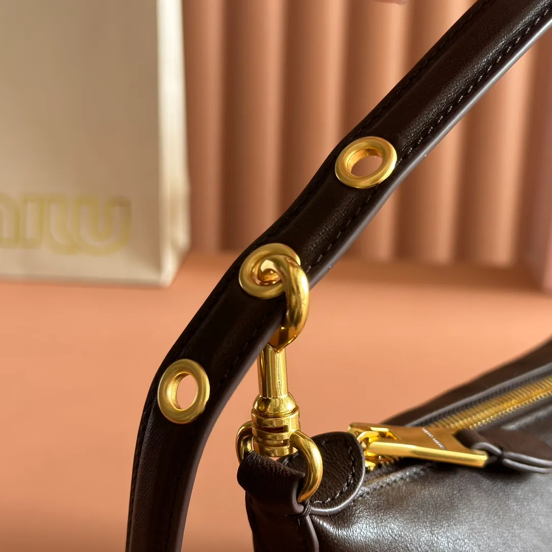 p1260💋💋💋 [Configured with full set of counter packaging] 5NE841, new lunch box bag, unique ice crack texture, iconic Miu amount logo on the front, cotton lining, ultra-light, large capacity, looks good no matter how you wear it, suitable for all seasons, size: bottom length 19cm, opening width 25.5cm, height 14cm, bottom width 10cm
