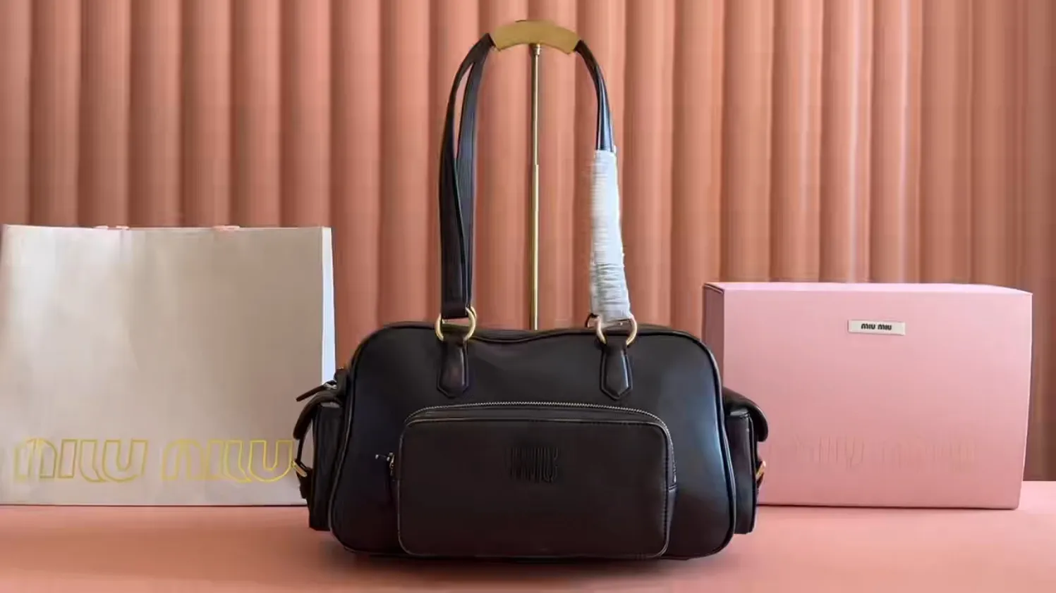 p2200💋💋💋【Full set of counter packaging】5BB179, Miu's new special style second-hand motorcycle bag, made with ultra-heavy craftsmanship, exquisite and soft distressed rubbed lambskin, showing a versatile retro style, multi-pocket elements and exquisite hardware accessories highlight texture and practicality, continuing Miu is eclectic, bold and innovative, with a lazy yet natural and free style. It has a distinctive personality and can handle various styles. It is an excellent choice for work, commuting and traveling. The capacity is quite light. Size: 32X19 X14 cm
