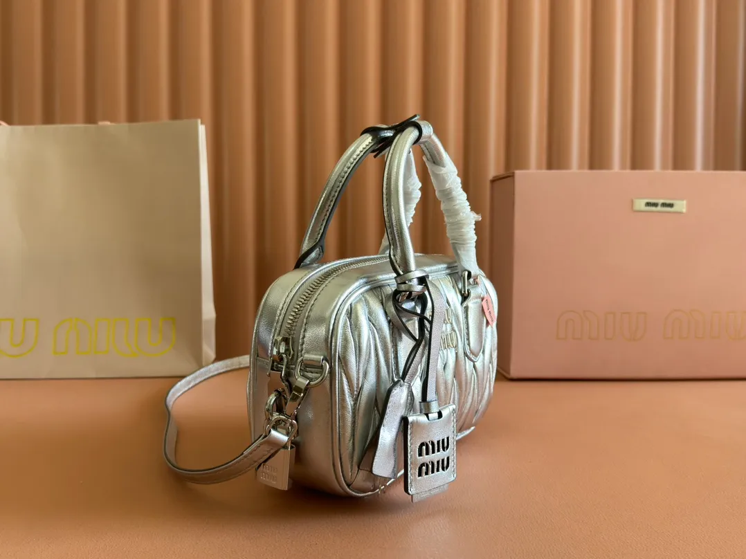 p1800💋💋💋 [Equipped with full set of counter packaging and premium hardware original leather] Arcadie Matelasse sheepskin small (19cm) bowling handbag/crossbody bag ~ Heather sheepskin This handbag uses Matelasse technology, and the three-dimensional texture and exquisite texture bring a new interpretation to the classic silhouette. The front letter logo cleverly echoes the metal hardware, and the exquisite workmanship is outstanding, highlighting a highly recognizable classic style. Dynamic and elegant lines with adjustable and detachable shoulder straps present a practical and versatile design with modern charm. ～Detachable and adjustable shoulder strap ～Zipper closure ～Lined with 2 patch pockets ～With foot studs Size: W19×H13×D6cm No.: 5BB123