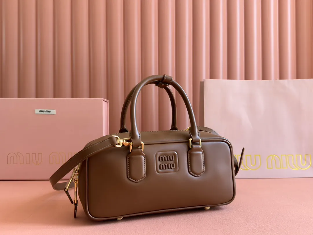 💋💋💋p1720【Premium hardware original leather】Arcadie cow leather medium (27cm) bowling handbag/crossbody bag ~ cognac color cowhide This Arcadic handbag demonstrates the unique concept that fashion is a tool that translates the reflection of reality into material form. The letter logo that complements the finish of the metal hardware accessories is exquisitely crafted and demonstrates a highly recognizable classic style. Dynamic and elegant lines with adjustable and detachable shoulder straps present a practical and versatile design with modern charm. ～Detachable and adjustable shoulder strap ～Zipper closure ～Painted metal letter logo on the front ～Lined with zippered pocket ～Comes with foot studs Size: W27×H12×D9cm No.: 5BB148