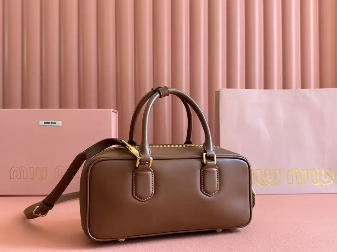💋💋💋p1720【Premium hardware original leather】Arcadie cow leather medium (27cm) bowling handbag/crossbody bag ~ cognac color cowhide This Arcadic handbag demonstrates the unique concept that fashion is a tool that translates the reflection of reality into material form. The letter logo that complements the finish of the metal hardware accessories is exquisitely crafted and demonstrates a highly recognizable classic style. Dynamic and elegant lines with adjustable and detachable shoulder straps present a practical and versatile design with modern charm. ～Detachable and adjustable shoulder strap ～Zipper closure ～Painted metal letter logo on the front ～Lined with zippered pocket ～Comes with foot studs Size: W27×H12×D9cm No.: 5BB148