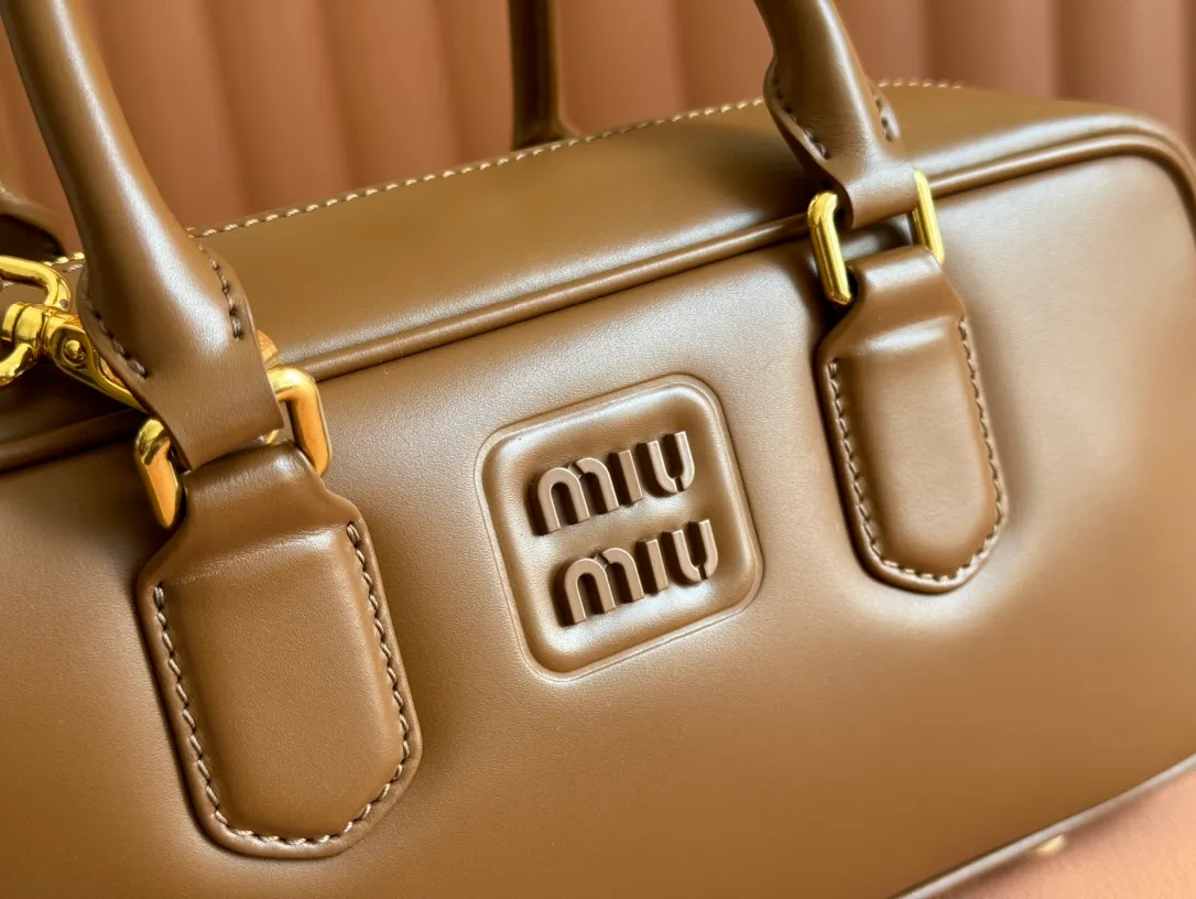 💋💋💋p1720【Premium hardware original leather】Arcadie cow leather medium (27cm) bowling handbag/crossbody bag ~ cognac color cowhide This Arcadic handbag demonstrates the unique concept that fashion is a tool that translates the reflection of reality into material form. The letter logo that complements the finish of the metal hardware accessories is exquisitely crafted and demonstrates a highly recognizable classic style. Dynamic and elegant lines with adjustable and detachable shoulder straps present a practical and versatile design with modern charm. ～Detachable and adjustable shoulder strap ～Zipper closure ～Painted metal letter logo on the front ～Lined with zippered pocket ～Comes with foot studs Size: W27×H12×D9cm No.: 5BB148