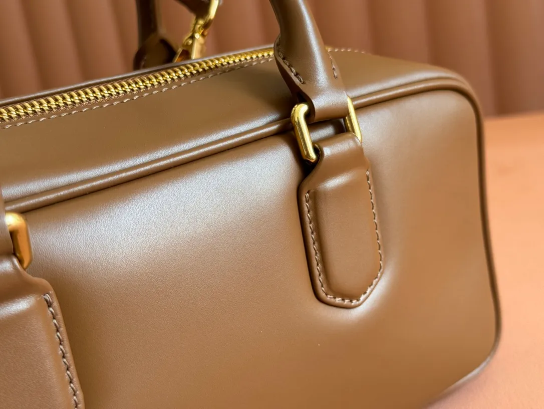 💋💋💋p1720【Premium hardware original leather】Arcadie cow leather medium (27cm) bowling handbag/crossbody bag ~ cognac color cowhide This Arcadic handbag demonstrates the unique concept that fashion is a tool that translates the reflection of reality into material form. The letter logo that complements the finish of the metal hardware accessories is exquisitely crafted and demonstrates a highly recognizable classic style. Dynamic and elegant lines with adjustable and detachable shoulder straps present a practical and versatile design with modern charm. ～Detachable and adjustable shoulder strap ～Zipper closure ～Painted metal letter logo on the front ～Lined with zippered pocket ～Comes with foot studs Size: W27×H12×D9cm No.: 5BB148