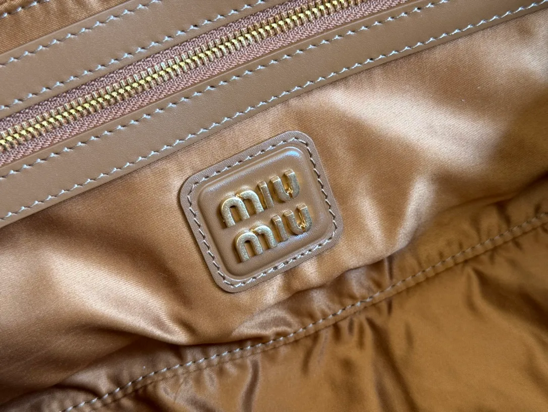 💋💋💋p1720【Premium hardware original leather】Arcadie cow leather medium (27cm) bowling handbag/crossbody bag ~ cognac color cowhide This Arcadic handbag demonstrates the unique concept that fashion is a tool that translates the reflection of reality into material form. The letter logo that complements the finish of the metal hardware accessories is exquisitely crafted and demonstrates a highly recognizable classic style. Dynamic and elegant lines with adjustable and detachable shoulder straps present a practical and versatile design with modern charm. ～Detachable and adjustable shoulder strap ～Zipper closure ～Painted metal letter logo on the front ～Lined with zippered pocket ～Comes with foot studs Size: W27×H12×D9cm No.: 5BB148