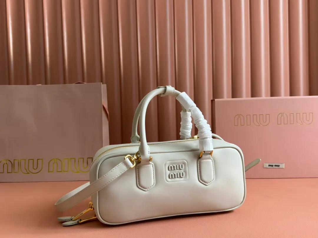 💋💋💋p1720【Premium hardware original leather】Arcadie cow leather medium (27cm) bowling handbag/crossbody bag ~ cognac color cowhide This Arcadic handbag demonstrates the unique concept that fashion is a tool that translates the reflection of reality into material form. The letter logo that complements the finish of the metal hardware accessories is exquisitely crafted and demonstrates a highly recognizable classic style. Dynamic and elegant lines with adjustable and detachable shoulder straps present a practical and versatile design with modern charm. ～Detachable and adjustable shoulder strap ～Zipper closure ～Painted metal letter logo on the front ～Lined with zippered pocket ～Comes with foot studs Size: W27×H12×D9cm No.: 5BB148