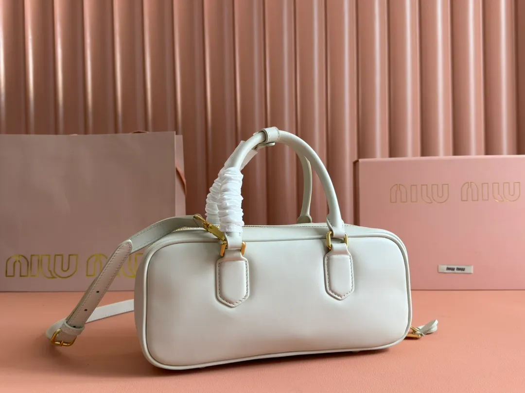 💋💋💋p1720【Premium hardware original leather】Arcadie cow leather medium (27cm) bowling handbag/crossbody bag ~ cognac color cowhide This Arcadic handbag demonstrates the unique concept that fashion is a tool that translates the reflection of reality into material form. The letter logo that complements the finish of the metal hardware accessories is exquisitely crafted and demonstrates a highly recognizable classic style. Dynamic and elegant lines with adjustable and detachable shoulder straps present a practical and versatile design with modern charm. ～Detachable and adjustable shoulder strap ～Zipper closure ～Painted metal letter logo on the front ～Lined with zippered pocket ～Comes with foot studs Size: W27×H12×D9cm No.: 5BB148