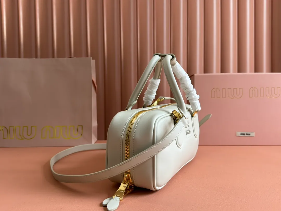💋💋💋p1720【Premium hardware original leather】Arcadie cow leather medium (27cm) bowling handbag/crossbody bag ~ cognac color cowhide This Arcadic handbag demonstrates the unique concept that fashion is a tool that translates the reflection of reality into material form. The letter logo that complements the finish of the metal hardware accessories is exquisitely crafted and demonstrates a highly recognizable classic style. Dynamic and elegant lines with adjustable and detachable shoulder straps present a practical and versatile design with modern charm. ～Detachable and adjustable shoulder strap ～Zipper closure ～Painted metal letter logo on the front ～Lined with zippered pocket ～Comes with foot studs Size: W27×H12×D9cm No.: 5BB148
