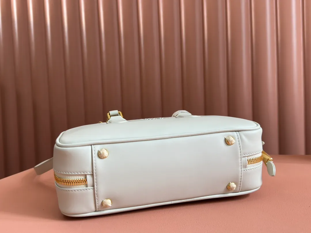 💋💋💋p1720【Premium hardware original leather】Arcadie cow leather medium (27cm) bowling handbag/crossbody bag ~ cognac color cowhide This Arcadic handbag demonstrates the unique concept that fashion is a tool that translates the reflection of reality into material form. The letter logo that complements the finish of the metal hardware accessories is exquisitely crafted and demonstrates a highly recognizable classic style. Dynamic and elegant lines with adjustable and detachable shoulder straps present a practical and versatile design with modern charm. ～Detachable and adjustable shoulder strap ～Zipper closure ～Painted metal letter logo on the front ～Lined with zippered pocket ～Comes with foot studs Size: W27×H12×D9cm No.: 5BB148
