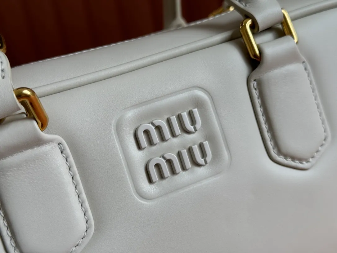 💋💋💋p1720【Premium hardware original leather】Arcadie cow leather medium (27cm) bowling handbag/crossbody bag ~ cognac color cowhide This Arcadic handbag demonstrates the unique concept that fashion is a tool that translates the reflection of reality into material form. The letter logo that complements the finish of the metal hardware accessories is exquisitely crafted and demonstrates a highly recognizable classic style. Dynamic and elegant lines with adjustable and detachable shoulder straps present a practical and versatile design with modern charm. ～Detachable and adjustable shoulder strap ～Zipper closure ～Painted metal letter logo on the front ～Lined with zippered pocket ～Comes with foot studs Size: W27×H12×D9cm No.: 5BB148