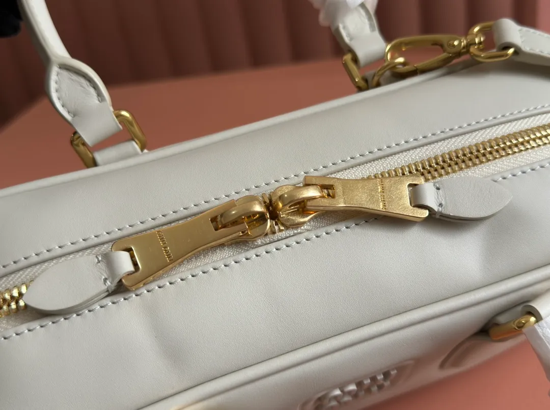 💋💋💋p1720【Premium hardware original leather】Arcadie cow leather medium (27cm) bowling handbag/crossbody bag ~ cognac color cowhide This Arcadic handbag demonstrates the unique concept that fashion is a tool that translates the reflection of reality into material form. The letter logo that complements the finish of the metal hardware accessories is exquisitely crafted and demonstrates a highly recognizable classic style. Dynamic and elegant lines with adjustable and detachable shoulder straps present a practical and versatile design with modern charm. ～Detachable and adjustable shoulder strap ～Zipper closure ～Painted metal letter logo on the front ～Lined with zippered pocket ～Comes with foot studs Size: W27×H12×D9cm No.: 5BB148