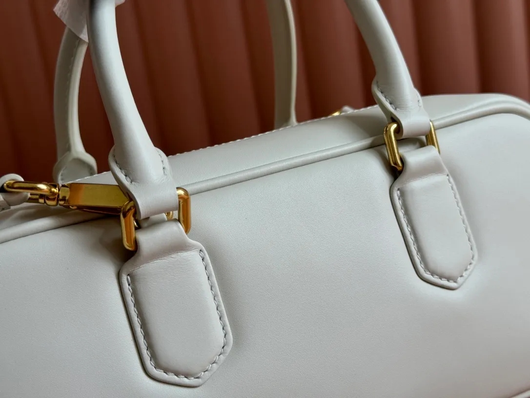 💋💋💋p1720【Premium hardware original leather】Arcadie cow leather medium (27cm) bowling handbag/crossbody bag ~ cognac color cowhide This Arcadic handbag demonstrates the unique concept that fashion is a tool that translates the reflection of reality into material form. The letter logo that complements the finish of the metal hardware accessories is exquisitely crafted and demonstrates a highly recognizable classic style. Dynamic and elegant lines with adjustable and detachable shoulder straps present a practical and versatile design with modern charm. ～Detachable and adjustable shoulder strap ～Zipper closure ～Painted metal letter logo on the front ～Lined with zippered pocket ～Comes with foot studs Size: W27×H12×D9cm No.: 5BB148
