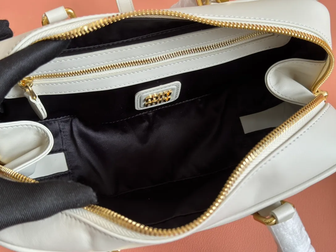 💋💋💋p1720【Premium hardware original leather】Arcadie cow leather medium (27cm) bowling handbag/crossbody bag ~ cognac color cowhide This Arcadic handbag demonstrates the unique concept that fashion is a tool that translates the reflection of reality into material form. The letter logo that complements the finish of the metal hardware accessories is exquisitely crafted and demonstrates a highly recognizable classic style. Dynamic and elegant lines with adjustable and detachable shoulder straps present a practical and versatile design with modern charm. ～Detachable and adjustable shoulder strap ～Zipper closure ～Painted metal letter logo on the front ～Lined with zippered pocket ～Comes with foot studs Size: W27×H12×D9cm No.: 5BB148