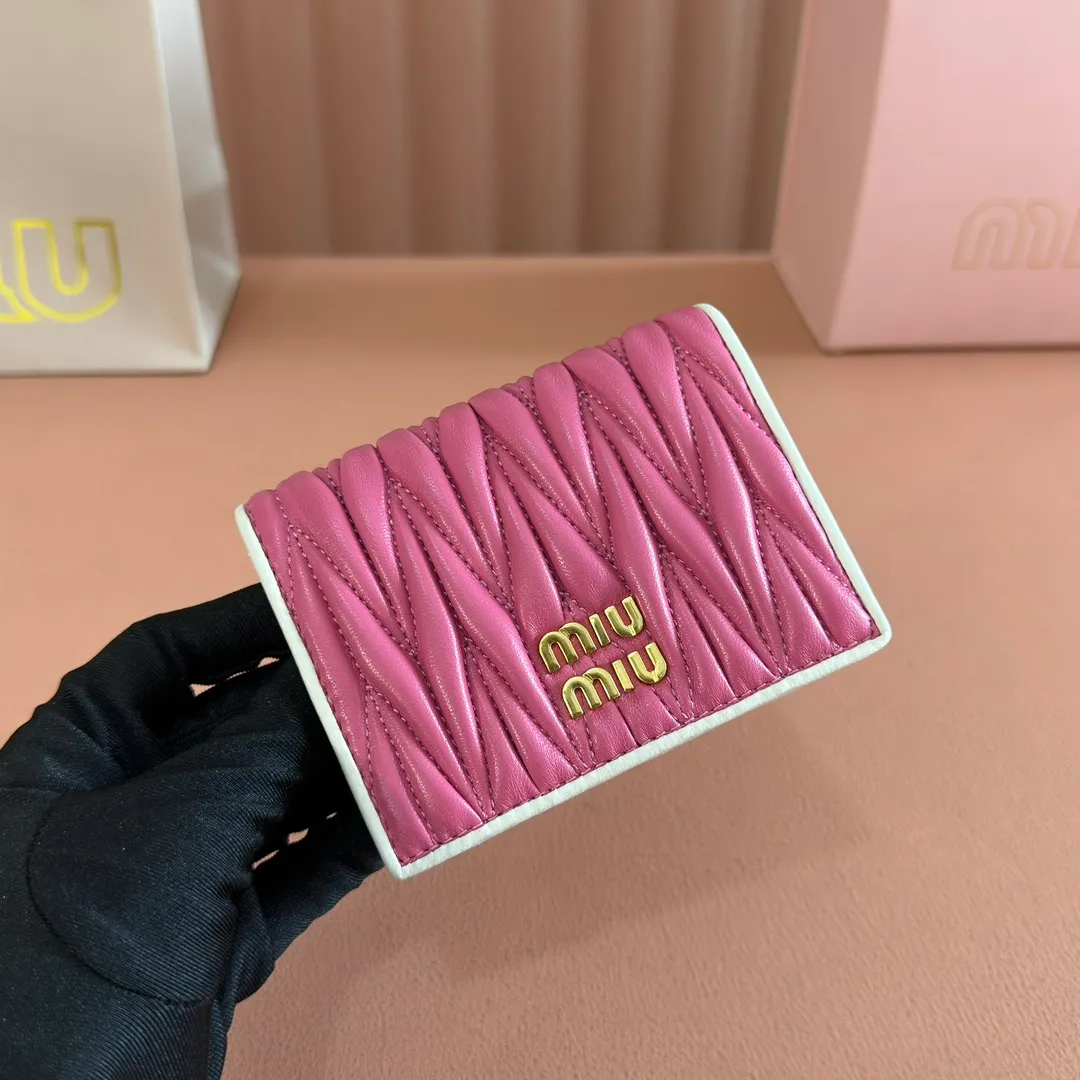 p460. 💋💋💋【Full set of packaging at the counter】🔥 MM latest version pocket wallet💗pocket wallet💗New small wallet at the counter🔥Model: 5MV204 pink and white🆕🆕💃💃It is made of imported top-grade sheepskin inside and outside🐮💞Hundred-yuan bills, bank cards, coins, and change can all be stored in it💅💅Size: 11.5 X8 cm.