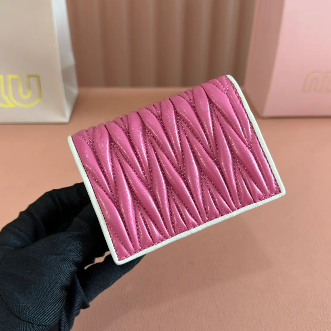 p460. 💋💋💋【Full set of packaging at the counter】🔥 MM latest version pocket wallet💗pocket wallet💗New small wallet at the counter🔥Model: 5MV204 pink and white🆕🆕💃💃It is made of imported top-grade sheepskin inside and outside🐮💞Hundred-yuan bills, bank cards, coins, and change can all be stored in it💅💅Size: 11.5 X8 cm.