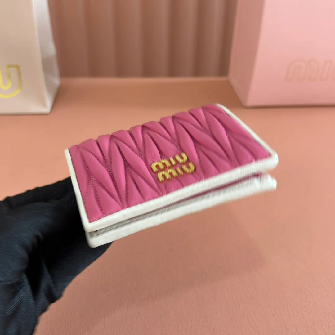 p460. 💋💋💋【Full set of packaging at the counter】🔥 MM latest version pocket wallet💗pocket wallet💗New small wallet at the counter🔥Model: 5MV204 pink and white🆕🆕💃💃It is made of imported top-grade sheepskin inside and outside🐮💞Hundred-yuan bills, bank cards, coins, and change can all be stored in it💅💅Size: 11.5 X8 cm.
