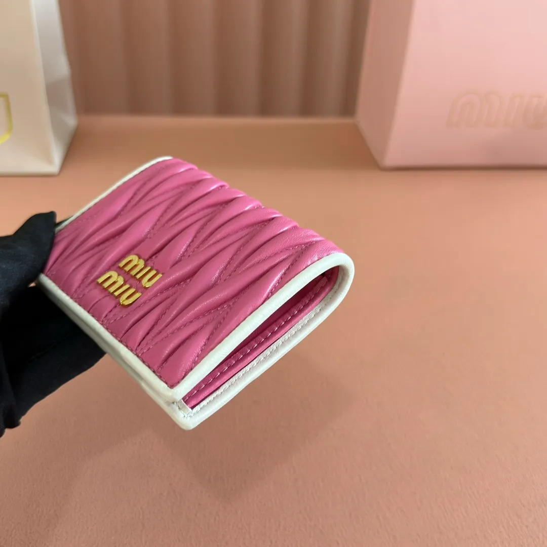 p460. 💋💋💋【Full set of packaging at the counter】🔥 MM latest version pocket wallet💗pocket wallet💗New small wallet at the counter🔥Model: 5MV204 pink and white🆕🆕💃💃It is made of imported top-grade sheepskin inside and outside🐮💞Hundred-yuan bills, bank cards, coins, and change can all be stored in it💅💅Size: 11.5 X8 cm.