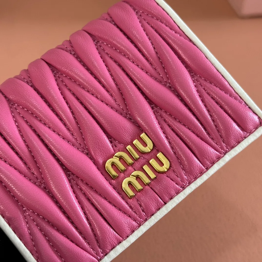 p460. 💋💋💋【Full set of packaging at the counter】🔥 MM latest version pocket wallet💗pocket wallet💗New small wallet at the counter🔥Model: 5MV204 pink and white🆕🆕💃💃It is made of imported top-grade sheepskin inside and outside🐮💞Hundred-yuan bills, bank cards, coins, and change can all be stored in it💅💅Size: 11.5 X8 cm.
