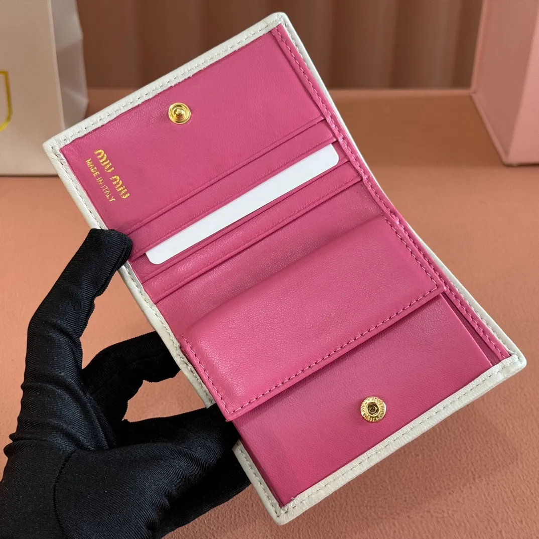 p460. 💋💋💋【Full set of packaging at the counter】🔥 MM latest version pocket wallet💗pocket wallet💗New small wallet at the counter🔥Model: 5MV204 pink and white🆕🆕💃💃It is made of imported top-grade sheepskin inside and outside🐮💞Hundred-yuan bills, bank cards, coins, and change can all be stored in it💅💅Size: 11.5 X8 cm.