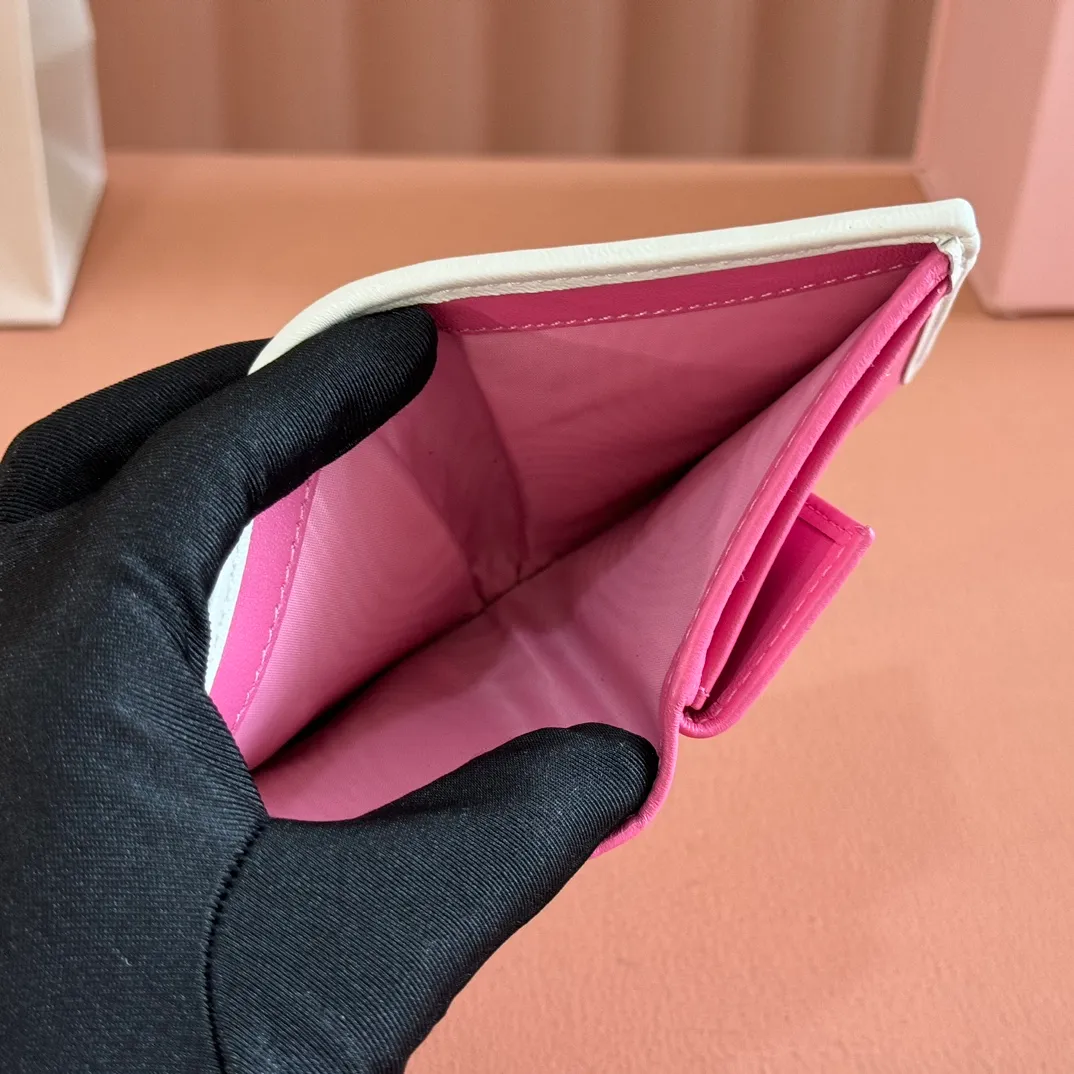 p460. 💋💋💋【Full set of packaging at the counter】🔥 MM latest version pocket wallet💗pocket wallet💗New small wallet at the counter🔥Model: 5MV204 pink and white🆕🆕💃💃It is made of imported top-grade sheepskin inside and outside🐮💞Hundred-yuan bills, bank cards, coins, and change can all be stored in it💅💅Size: 11.5 X8 cm.