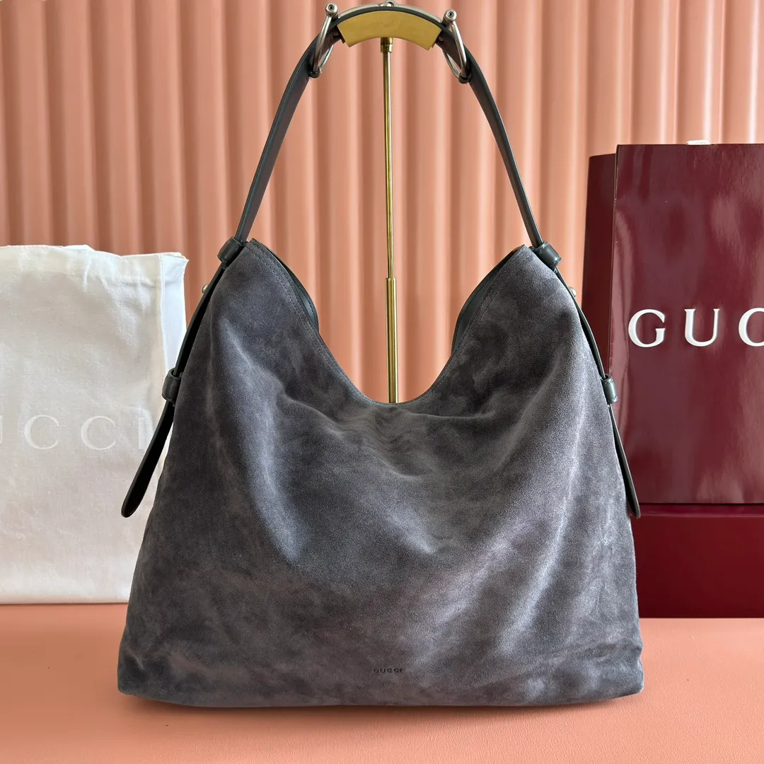 p1640💋💋💋【With full set of original counter gift bag packaging】2025 autumn and winter series, Gucci Beatrix series handbags are crafted from black cow leather material and equipped with iconic horsebit detail shoulder straps, adding brand connotation to the casual silhouette. Gold-toned accessories add a refined touch, and a zippered pocket inside keeps daily essentials secure. Combining elegant design with practical performance, it easily accommodates daily essentials. Black soft glossy calf leather Gold-tone hardware Black cotton and linen blend lining Horsebit detail on shoulder strap Interior: Zip pocket Adjustable shoulder strap Height: 26cm - 33cm; Length: 94cm Ident: 850546. Dimensions: 40cm (width) x 36cm (height) x 12cm (depth) Weight: approx. 1kg Color: Gray matte leather. Made in Italy