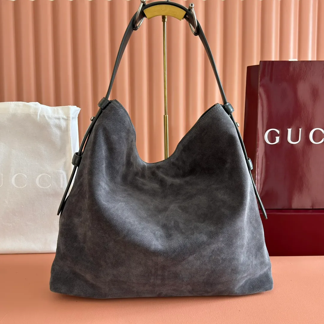 p1640💋💋💋【With full set of original counter gift bag packaging】2025 autumn and winter series, Gucci Beatrix series handbags are crafted from black cow leather material and equipped with iconic horsebit detail shoulder straps, adding brand connotation to the casual silhouette. Gold-toned accessories add a refined touch, and a zippered pocket inside keeps daily essentials secure. Combining elegant design with practical performance, it easily accommodates daily essentials. Black soft glossy calf leather Gold-tone hardware Black cotton and linen blend lining Horsebit detail on shoulder strap Interior: Zip pocket Adjustable shoulder strap Height: 26cm - 33cm; Length: 94cm Ident: 850546. Dimensions: 40cm (width) x 36cm (height) x 12cm (depth) Weight: approx. 1kg Color: Gray matte leather. Made in Italy