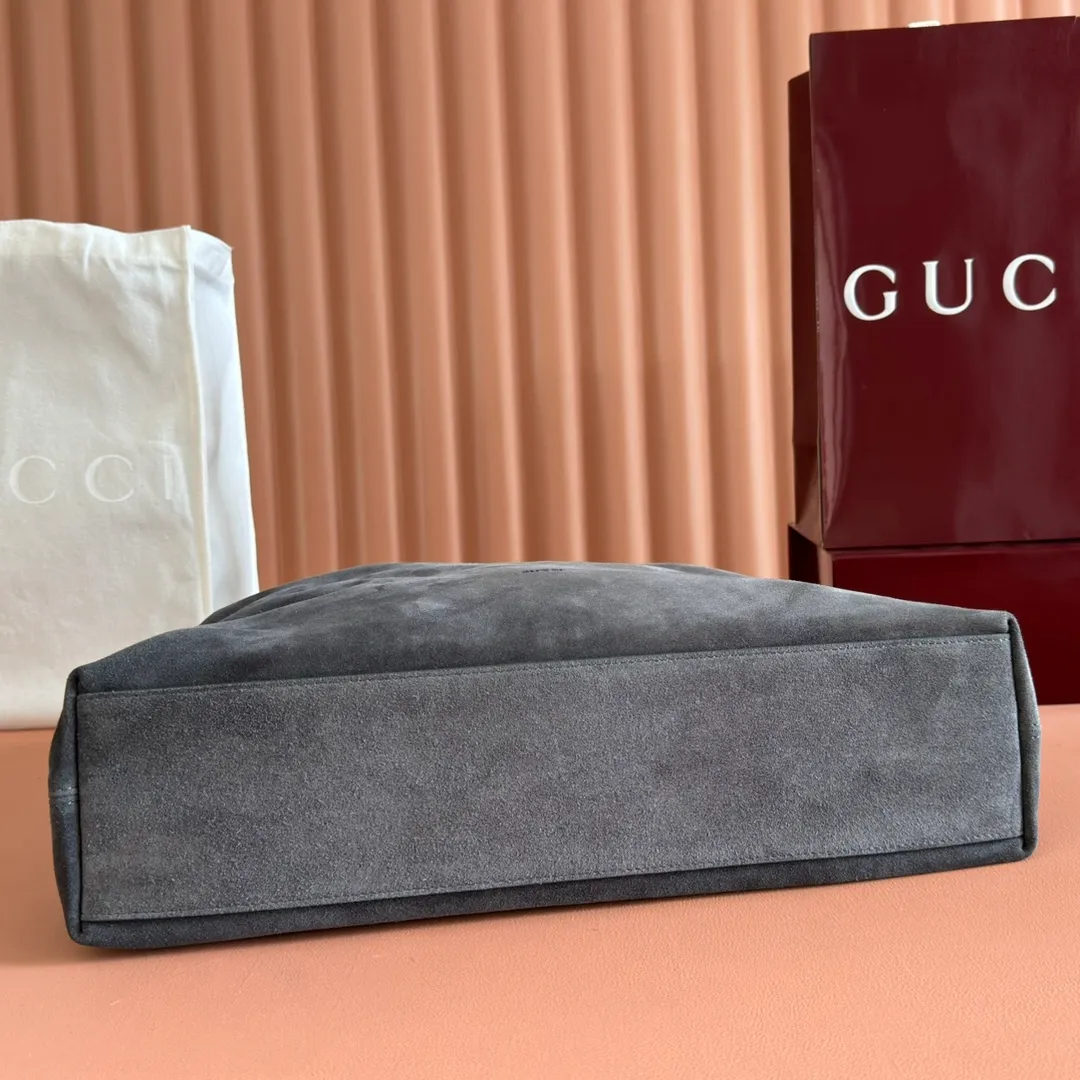 p1640💋💋💋【With full set of original counter gift bag packaging】2025 autumn and winter series, Gucci Beatrix series handbags are crafted from black cow leather material and equipped with iconic horsebit detail shoulder straps, adding brand connotation to the casual silhouette. Gold-toned accessories add a refined touch, and a zippered pocket inside keeps daily essentials secure. Combining elegant design with practical performance, it easily accommodates daily essentials. Black soft glossy calf leather Gold-tone hardware Black cotton and linen blend lining Horsebit detail on shoulder strap Interior: Zip pocket Adjustable shoulder strap Height: 26cm - 33cm; Length: 94cm Ident: 850546. Dimensions: 40cm (width) x 36cm (height) x 12cm (depth) Weight: approx. 1kg Color: Gray matte leather. Made in Italy