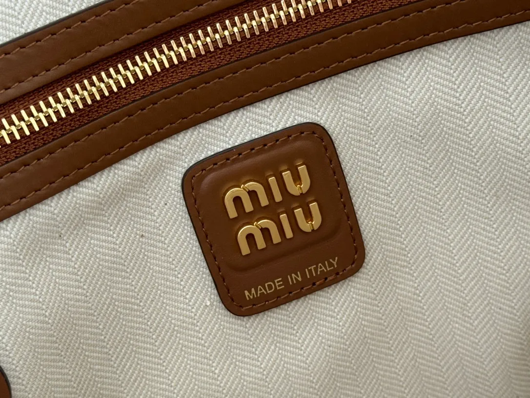 p1800. 💋💋💋【Full set of packaging at the counter】M's new hobo tote corduroy armpit bag, a limited edition in the autumn and winter series. This design allows more girls to easily control the fashion sense of efor. The back can actually make the side of the person look very thin. The weight of the bag is also very light. The length will not weigh you down. It is a must-have for daily commuting. You can't go wrong with personal clothes. It is light and simple, the design is very practical and the capacity is large. Model: 5BG231. Size: Bottom length 35x height 40x wrist height 60cm. Color: brown/original leather. Made in Italy