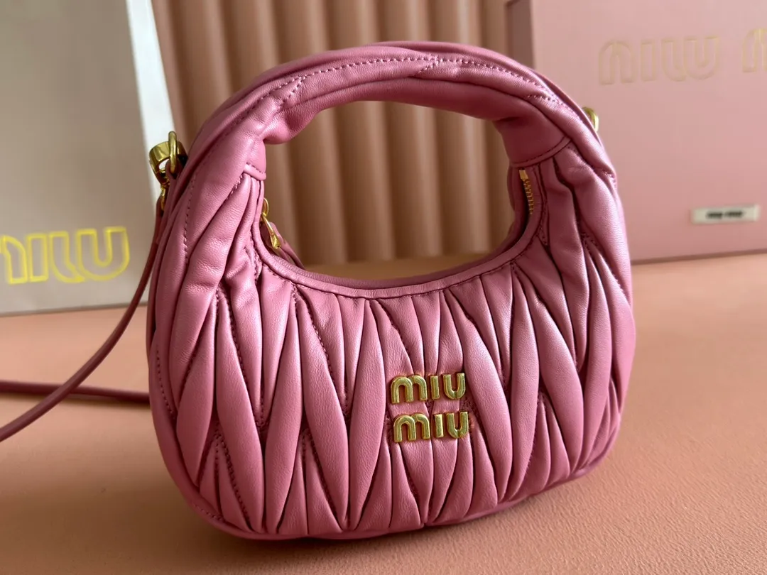 p1460💋💋💋 Equipped with a full set of packaging at the counter [Special grade hardware original leather] Wander Matelasse sheepskin Hobo mini handbag/crossbody bag ~ The red sheepskin Wander handbag has become one of the classic accessories. This mini handbag is made of Matalasse sheep leather, using exquisite craftsmanship to create a three-dimensional effect, showing exquisite elegance. Presenting the Hobo bag style, blending retro style and modern elegance, it has become a new synonym for modern femininity. ～Golden hardware ～Zipper closure ～Metal lettering logo on the front ～Cotton satin lining Size: W17.5×H14×D5.5cm Number: 5BP156