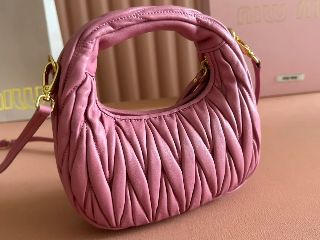 p1460💋💋💋 Equipped with a full set of packaging at the counter [Special grade hardware original leather] Wander Matelasse sheepskin Hobo mini handbag/crossbody bag ~ The red sheepskin Wander handbag has become one of the classic accessories. This mini handbag is made of Matalasse sheep leather, using exquisite craftsmanship to create a three-dimensional effect, showing exquisite elegance. Presenting the Hobo bag style, blending retro style and modern elegance, it has become a new synonym for modern femininity. ～Golden hardware ～Zipper closure ～Metal lettering logo on the front ～Cotton satin lining Size: W17.5×H14×D5.5cm Number: 5BP156