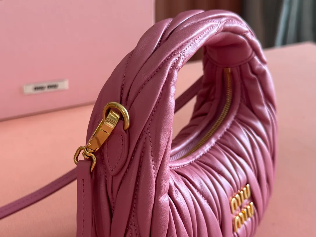 p1460💋💋💋 Equipped with a full set of packaging at the counter [Special grade hardware original leather] Wander Matelasse sheepskin Hobo mini handbag/crossbody bag ~ The red sheepskin Wander handbag has become one of the classic accessories. This mini handbag is made of Matalasse sheep leather, using exquisite craftsmanship to create a three-dimensional effect, showing exquisite elegance. Presenting the Hobo bag style, blending retro style and modern elegance, it has become a new synonym for modern femininity. ～Golden hardware ～Zipper closure ～Metal lettering logo on the front ～Cotton satin lining Size: W17.5×H14×D5.5cm Number: 5BP156