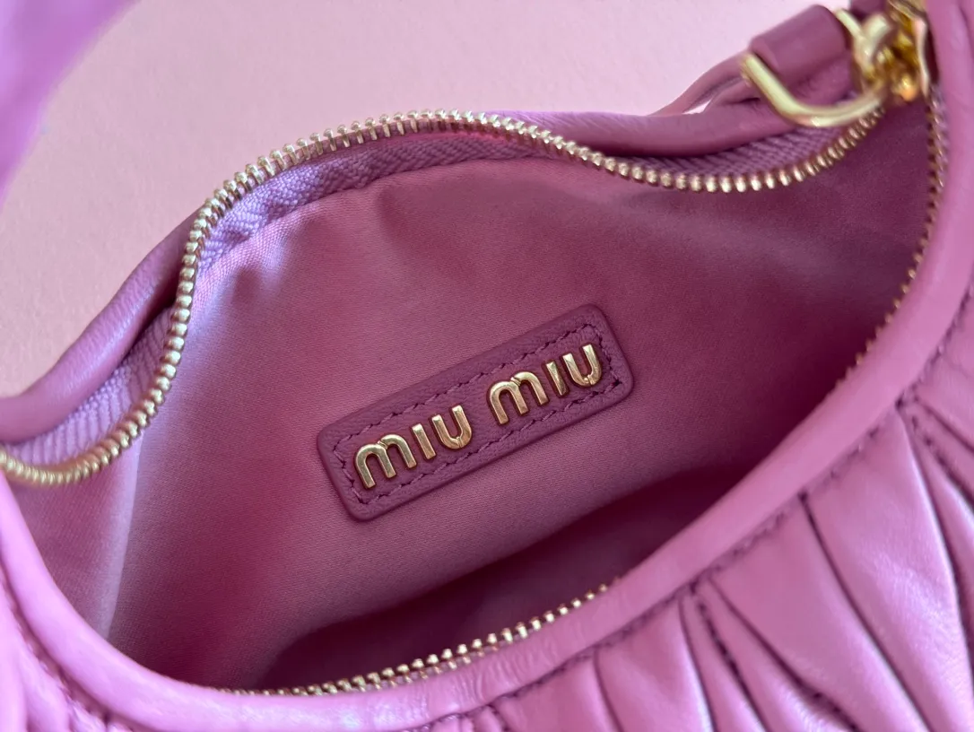 p1460💋💋💋 Equipped with a full set of packaging at the counter [Special grade hardware original leather] Wander Matelasse sheepskin Hobo mini handbag/crossbody bag ~ The red sheepskin Wander handbag has become one of the classic accessories. This mini handbag is made of Matalasse sheep leather, using exquisite craftsmanship to create a three-dimensional effect, showing exquisite elegance. Presenting the Hobo bag style, blending retro style and modern elegance, it has become a new synonym for modern femininity. ～Golden hardware ～Zipper closure ～Metal lettering logo on the front ～Cotton satin lining Size: W17.5×H14×D5.5cm Number: 5BP156