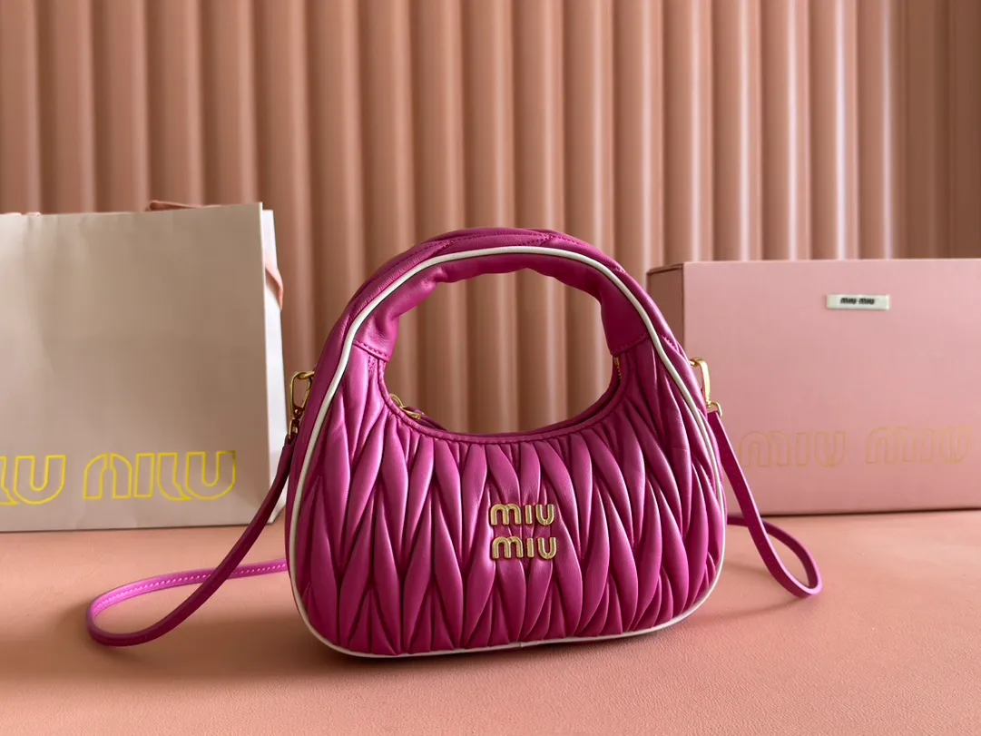 p1560💋💋💋【Premium hardware original leather】Wander Matelasse sheep leather Hobo handbag/crossbody bag ~ Wander handbag has become one of the classic accessories. This mini handbag is made of Matalasse sheep leather, using exquisite craftsmanship to create a three-dimensional effect, showing exquisite elegance. Presenting the Hobo bag style, blending retro style and modern elegance, it has become a new synonym for modern femininity. ～Golden hardware ～Zipper closure ～Metal lettering logo on the front ～Cotton satin lining Size: W20×H17×D6cm Number: _5BC125