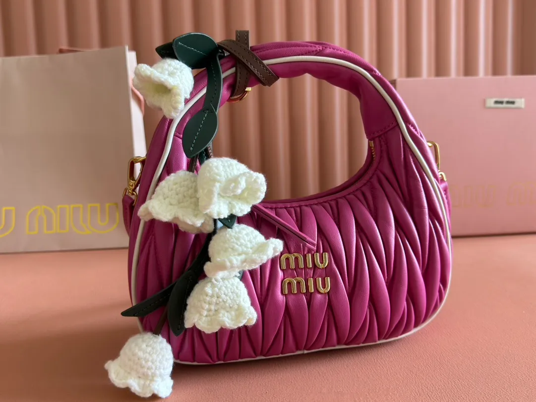 p1560💋💋💋【Premium hardware original leather】Wander Matelasse sheep leather Hobo handbag/crossbody bag ~ Wander handbag has become one of the classic accessories. This mini handbag is made of Matalasse sheep leather, using exquisite craftsmanship to create a three-dimensional effect, showing exquisite elegance. Presenting the Hobo bag style, blending retro style and modern elegance, it has become a new synonym for modern femininity. ～Golden hardware ～Zipper closure ～Metal lettering logo on the front ～Cotton satin lining Size: W20×H17×D6cm Number: _5BC125