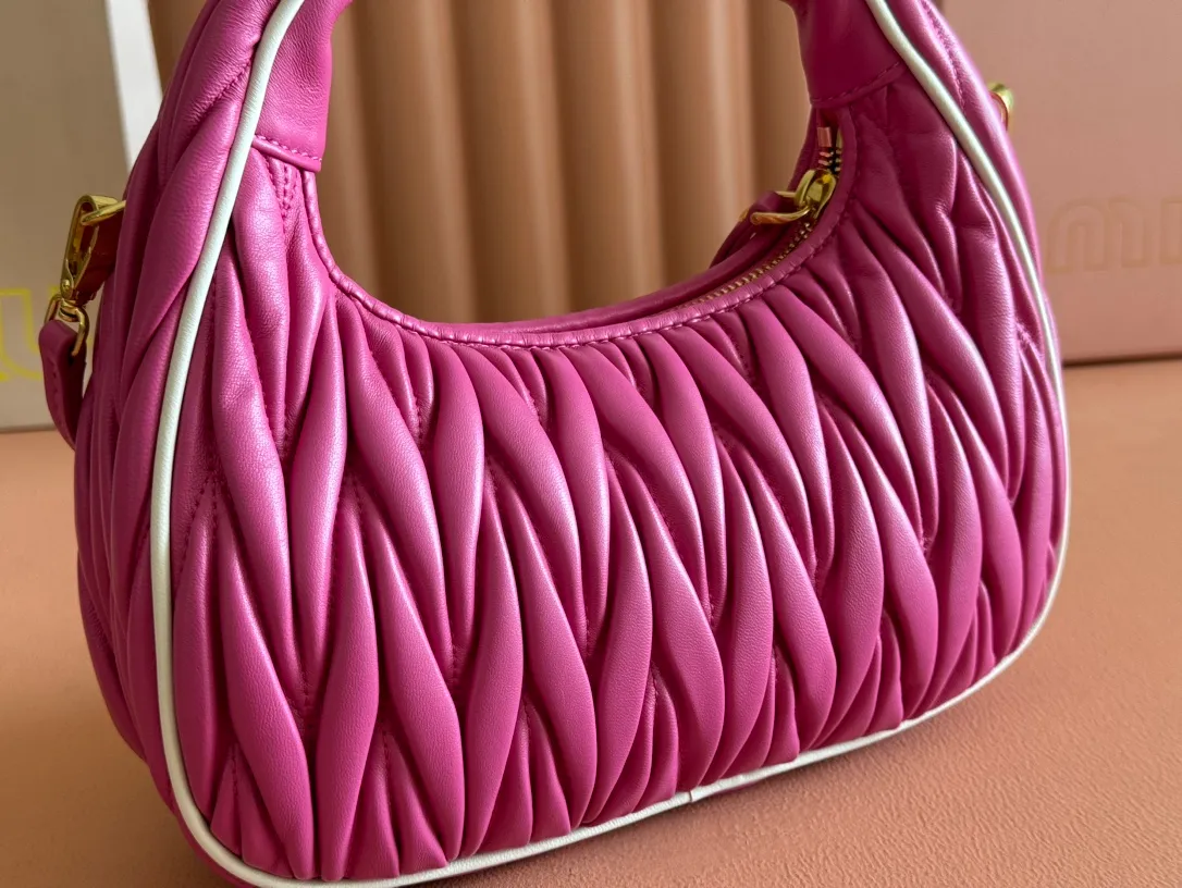p1560💋💋💋【Premium hardware original leather】Wander Matelasse sheep leather Hobo handbag/crossbody bag ~ Wander handbag has become one of the classic accessories. This mini handbag is made of Matalasse sheep leather, using exquisite craftsmanship to create a three-dimensional effect, showing exquisite elegance. Presenting the Hobo bag style, blending retro style and modern elegance, it has become a new synonym for modern femininity. ～Golden hardware ～Zipper closure ～Metal lettering logo on the front ～Cotton satin lining Size: W20×H17×D6cm Number: _5BC125