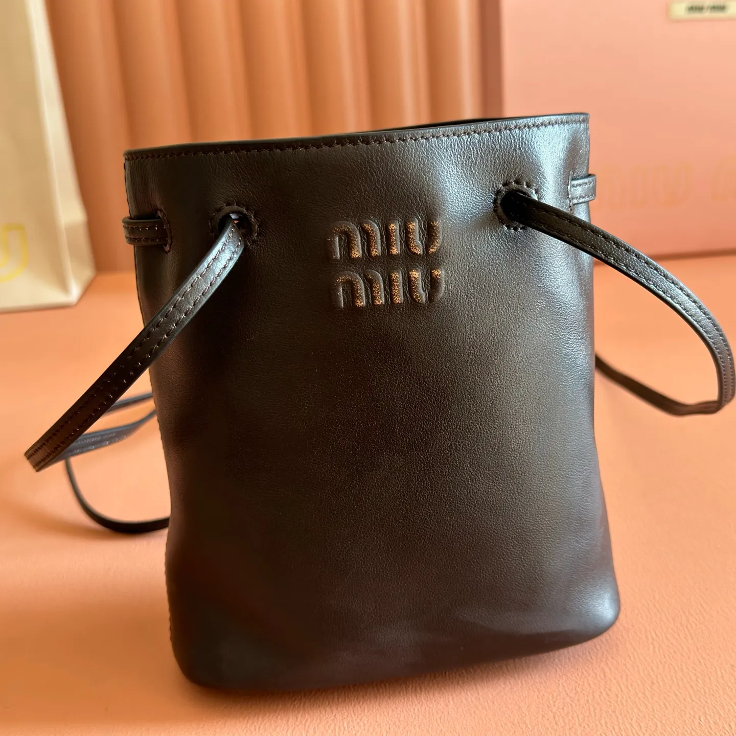 p1100💋💋💋 Equipped with a full set of packaging at the counter [Special Grade Hardware Original Leather] Nappa Sheep Leather Mini Handbag/Shoulder Bag ~ Retro Brown This mini handbag is known for its soft texture of Nappa sheepskin. Adjustable shoulder strap adds practical detail, while embossed letter logo adds classic style ~ Letter logo ~ Adjustable shoulder strap ~ Lined Dimensions: W14×H17×D6cm Number: 5NF460