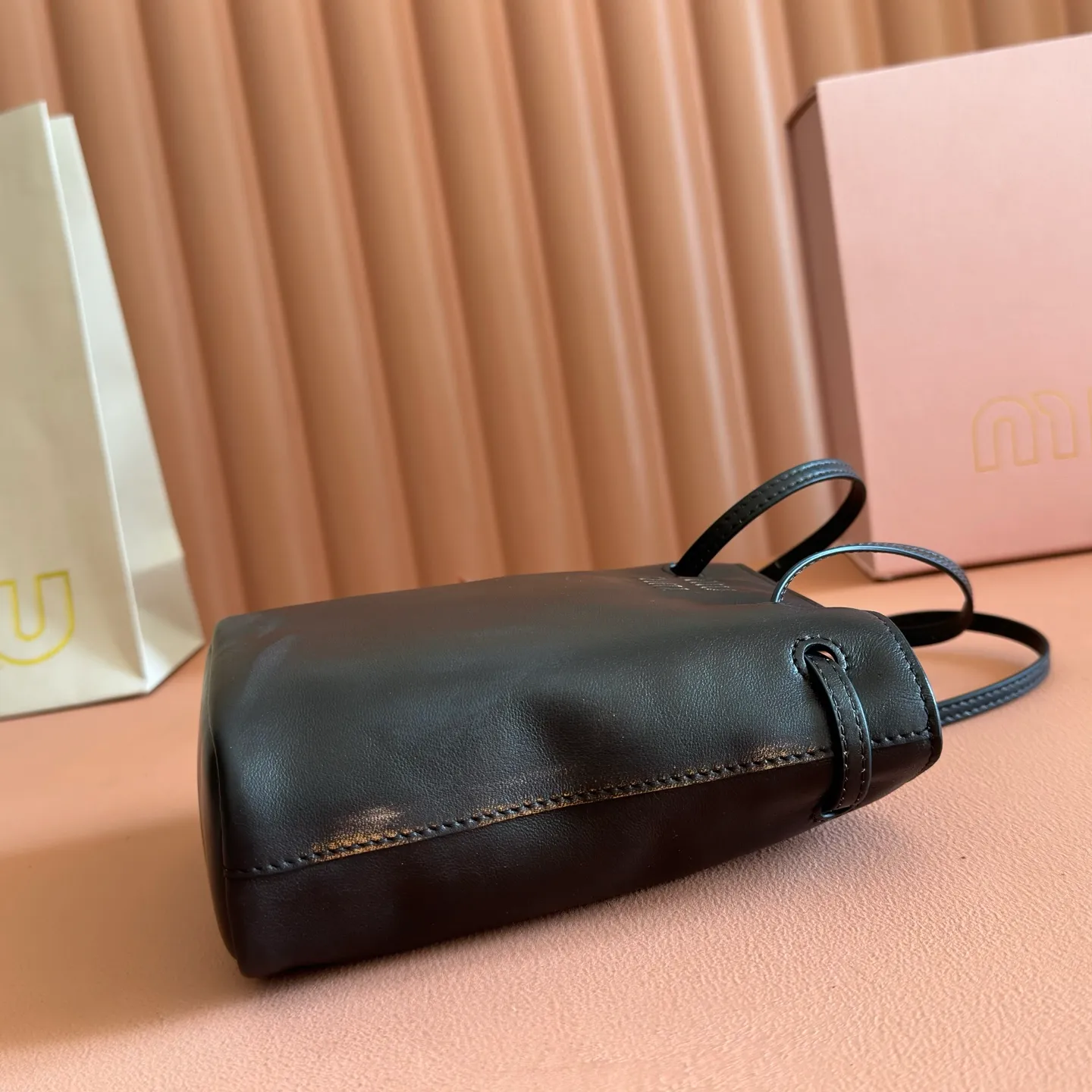 p1100💋💋💋 Equipped with a full set of packaging at the counter [Special Grade Hardware Original Leather] Nappa Sheep Leather Mini Handbag/Shoulder Bag ~ Retro Brown This mini handbag is known for its soft texture of Nappa sheepskin. Adjustable shoulder strap adds practical detail, while embossed letter logo adds classic style ~ Letter logo ~ Adjustable shoulder strap ~ Lined Dimensions: W14×H17×D6cm Number: 5NF460