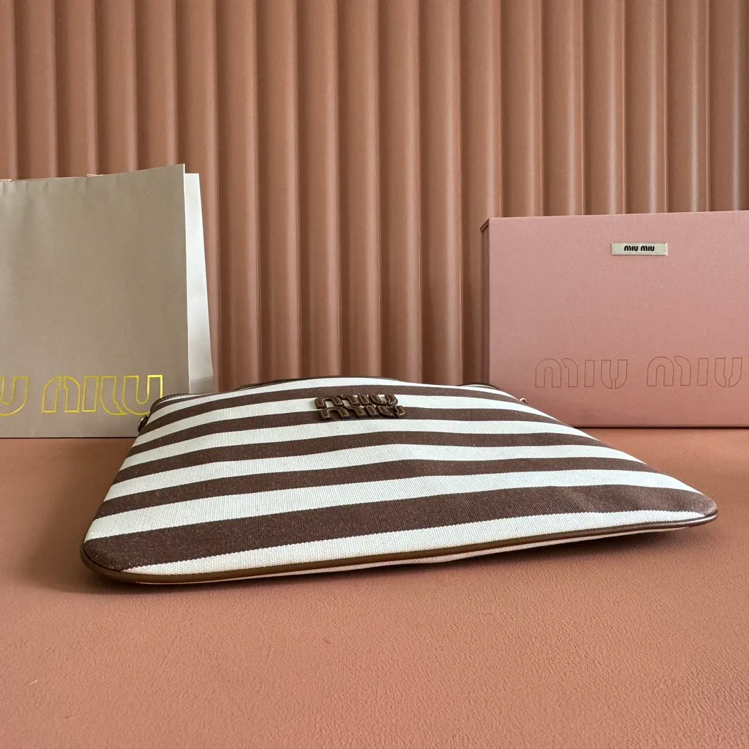 p1300. 💋💋💋【Full set of packages at the counter】𝗠𝗜𝗨𝗠𝗜𝗨 𝗙𝗪𝟮𝟱 𝗡𝗲𝘄 𝗮𝗿𝗿𝗶𝘃𝗮𝗹!      When striped canvas meets hobo's lazy gene, it grabs the first wave in autumn and winter. The relaxed feeling of commuting is directly capped. Classic blue and white nautical striped canvas × Italian calfskin piping. Flexible bag body hangs naturally. Tote capacity + Hobo's lazy feeling two-in-one. It looked like it was 𝗷𝗮𝗰𝗸𝗲𝘁 canvas, but when I touched the edge of the leather, I realized it was 𝗹𝘂𝘅𝘂𝗿𝘆!   The Ju Neng suit still hasn’t collapsed! 𝗵𝗼𝗯𝗼Bag shape looks slim 𝟭𝟬𝟬% 5BG231 stripes Size: 35×40cm