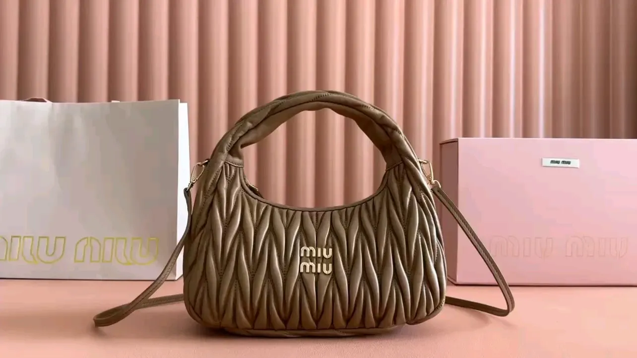 💋💋💋 Equipped with a full set of packaging at the counter [Special grade hardware original leather] Wander Matelasse sheep leather Hobo mini handbag/crossbody bag ~ Sheepskin Wander handbag has become a classic accessory. Size: W25×H18×D5.5cm Number: 5BP306