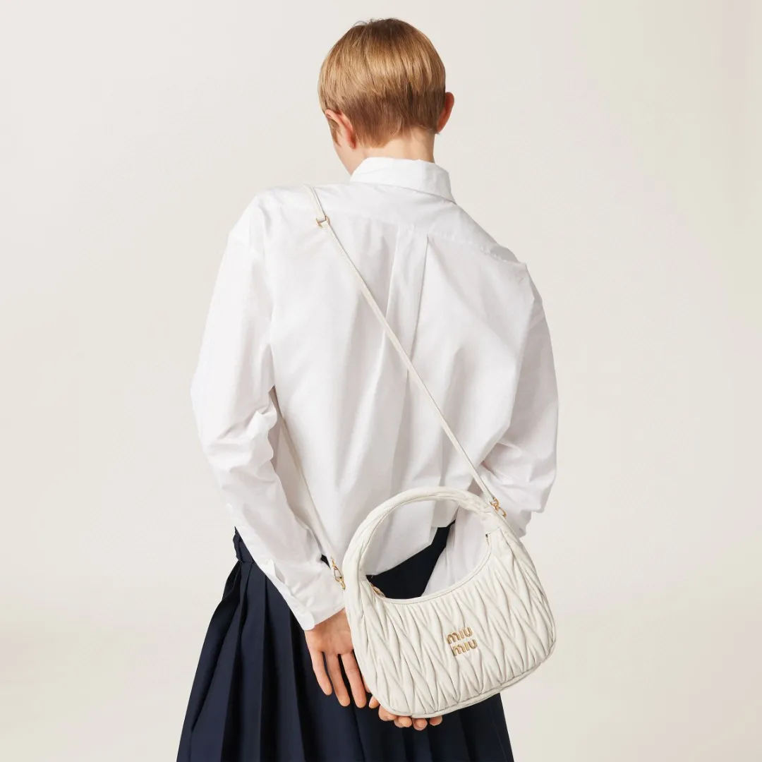 💋💋💋 Equipped with a full set of packaging at the counter [Special grade hardware original leather] Wander Matelasse sheep leather Hobo mini handbag/crossbody bag ~ Sheepskin Wander handbag has become a classic accessory. Size: W25×H18×D5.5cm Number: 5BP306