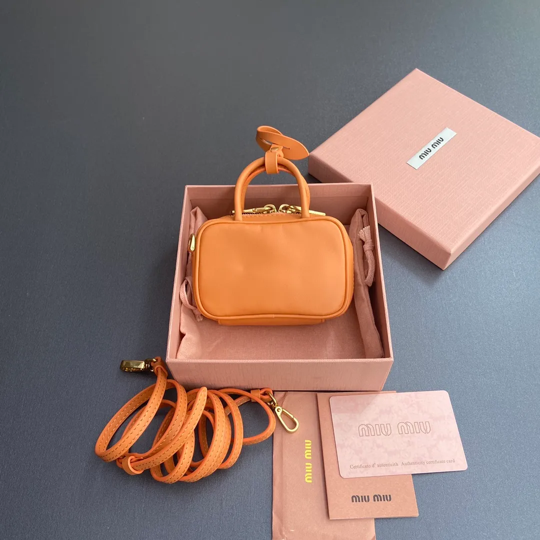 [Special grade hardware original leather] ¥800 ~Orange imported cow leather pendant. This pendant can be decorated with other accessories and has a unique style. Decorated with an embossed logo for an added signature touch. - Lace-up closure - Zipper closure - Embossed letter logo - Lined Dimensions: w11×h7×d4cm No.: 5NR036_020_MM030