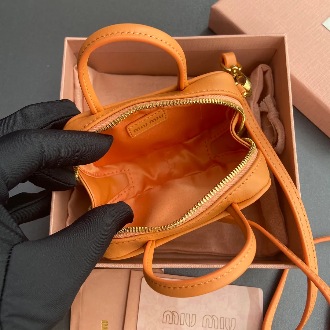 [Special grade hardware original leather] ¥800 ~Orange imported cow leather pendant. This pendant can be decorated with other accessories and has a unique style. Decorated with an embossed logo for an added signature touch. - Lace-up closure - Zipper closure - Embossed letter logo - Lined Dimensions: w11×h7×d4cm No.: 5NR036_020_MM030