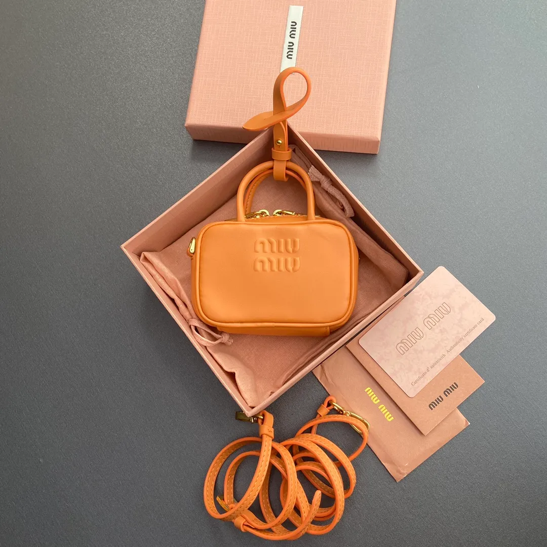 [Special grade hardware original leather] ¥800 ~Orange imported cow leather pendant. This pendant can be decorated with other accessories and has a unique style. Decorated with an embossed logo for an added signature touch. - Lace-up closure - Zipper closure - Embossed letter logo - Lined Dimensions: w11×h7×d4cm No.: 5NR036_020_MM030