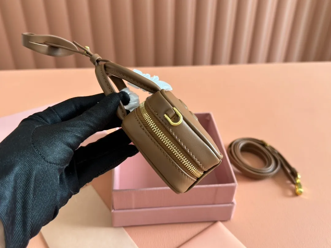 p800💋💋💋【Special grade hardware original leather】Imported cow leather pendant. This pendant can be decorated with other accessories and has a unique style. Decorated with an embossed logo for an added signature touch. - Lace-up closure - Zipper closure - Embossed letter logo - Lined Dimensions: w11×h7×d4cm Number: 5NR036