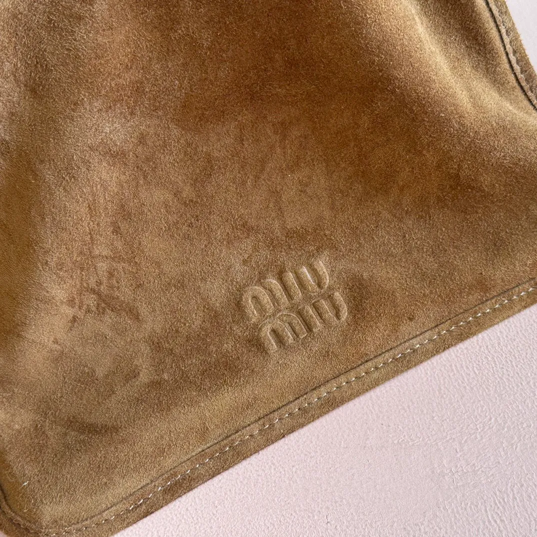 p1640💋💋💋【Full set of packaging at the counter, premium hardware and original leather】Suede sheepskin tassel handbag ~ miu design is interpreted from the perspective of lifestyle, presenting creative items, soft suede leather, enriching unique and accessories combinations through pendants, creating exclusive summer style in minutes. Super Q miu can always come up with new tricks, very porridge! The bag's vintage inspiration is enhanced by soft suede leather, enriched with unique accessories and embellishments via tassels and front loops. Size: W24×H37cm No.: 5BA295Miu 25ss limited show suede pendant bag