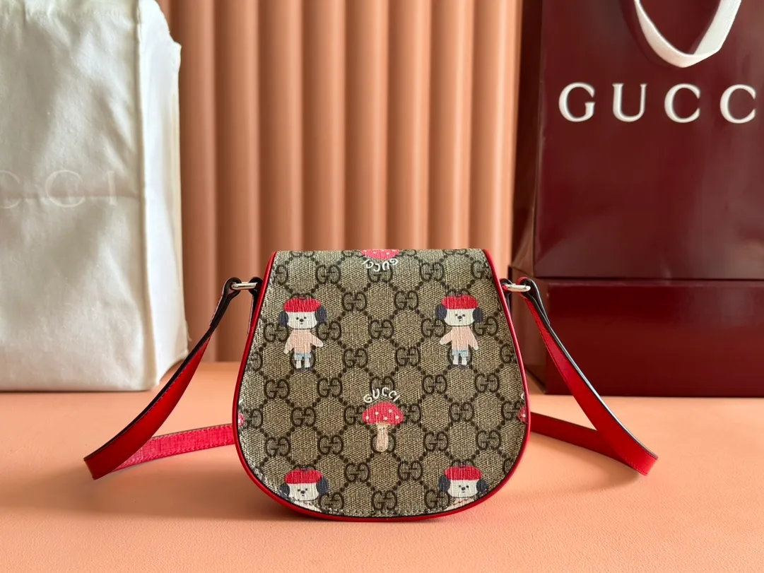p880💋💋💋【Full set of counter packaging】Children's printed GG shoulder bag 814014 FAD5G Painter Naon Jeong draws inspiration from daily life and local culture to create interesting and nostalgic designs. She combines kitten prints and other fun patterns with the brand name to add color to the early spring 2025 children's collection. This children's shoulder bag is crafted from GG Supreme canvas with an all-over "what?" cat print. ·Beige and dark brown GG Supreme canvas ·Red Supreme canvas trim ·Naon Jeong illustration ·All-over "what?" kitten print ·Gucci embossed label ·Magnetic snap fastening ·16cm (width) x 15cm (height) x 2.5cm (depth) ·