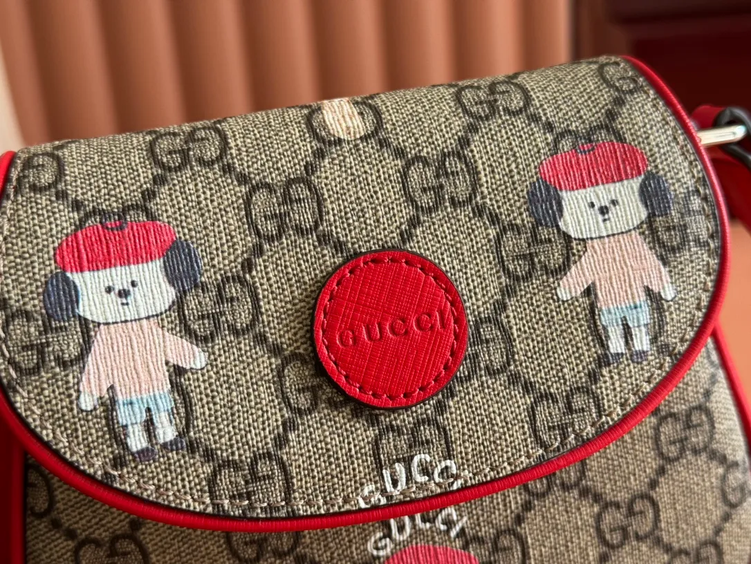p880💋💋💋【Full set of counter packaging】Children's printed GG shoulder bag 814014 FAD5G Painter Naon Jeong draws inspiration from daily life and local culture to create interesting and nostalgic designs. She combines kitten prints and other fun patterns with the brand name to add color to the early spring 2025 children's collection. This children's shoulder bag is crafted from GG Supreme canvas with an all-over "what?" cat print. ·Beige and dark brown GG Supreme canvas ·Red Supreme canvas trim ·Naon Jeong illustration ·All-over "what?" kitten print ·Gucci embossed label ·Magnetic snap fastening ·16cm (width) x 15cm (height) x 2.5cm (depth) ·