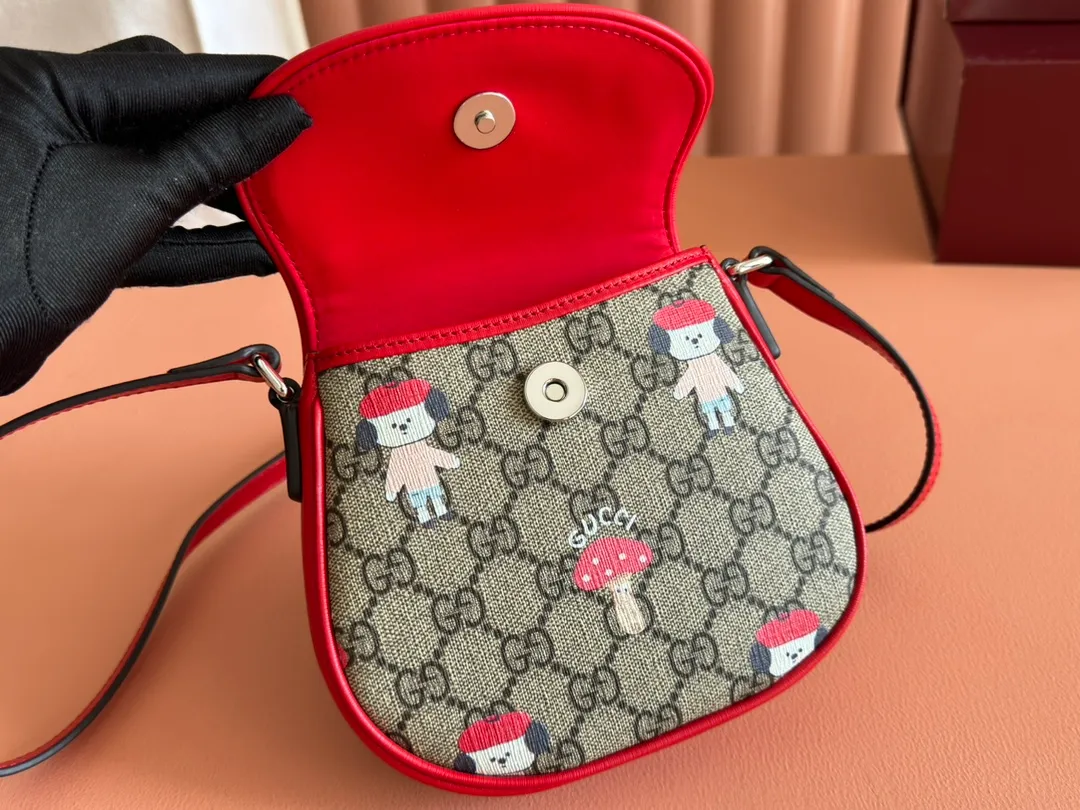 p880💋💋💋【Full set of counter packaging】Children's printed GG shoulder bag 814014 FAD5G Painter Naon Jeong draws inspiration from daily life and local culture to create interesting and nostalgic designs. She combines kitten prints and other fun patterns with the brand name to add color to the early spring 2025 children's collection. This children's shoulder bag is crafted from GG Supreme canvas with an all-over "what?" cat print. ·Beige and dark brown GG Supreme canvas ·Red Supreme canvas trim ·Naon Jeong illustration ·All-over "what?" kitten print ·Gucci embossed label ·Magnetic snap fastening ·16cm (width) x 15cm (height) x 2.5cm (depth) ·