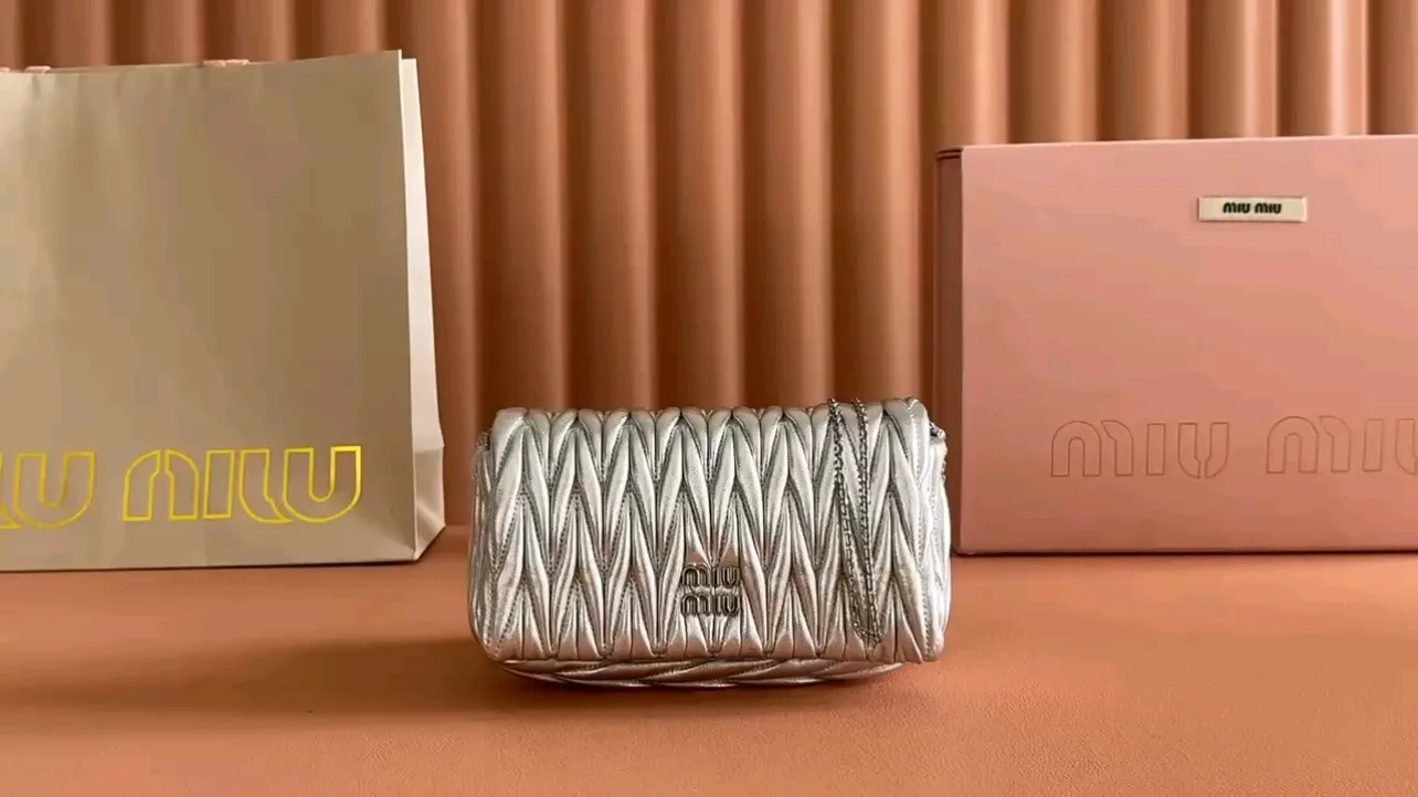 p1400💋💋💋【Equipped with full package of original leather at the counter】Miaojia 5bp172 MIU MI new chain bag, top imported lambskin, brand classic iconic Matelasse texture embroidery, new design detachable long metal chain shoulder strap, flip-top suction buckle closure, a card slot compartment inside, satin lining, can be held in hand or crossbody, size 18 X9.5 X 4 c